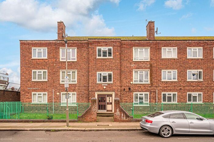 3 Bedroom Flat For Sale In Hazelhurst Road, Tooting Broadway, London, SW17