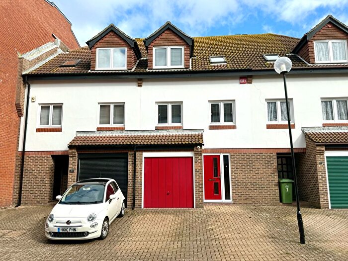 3 Bedroom Town House To Rent In Broad Street, Portsmouth, PO1