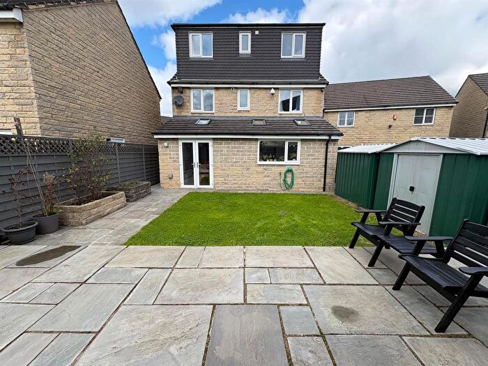 6 Bedroom Detached House For Sale In Yateholm Drive, Bradford, BD6
