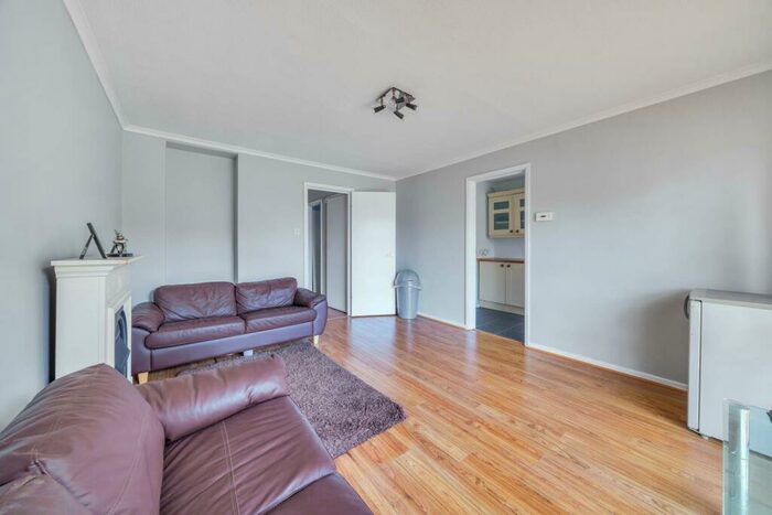 1 Bedroom Flat To Rent In Abbotsleigh Close, Sutton, SM2