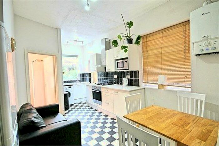3 Bedroom Flat To Rent In Aigburth Mansions, London, Oval, SW9