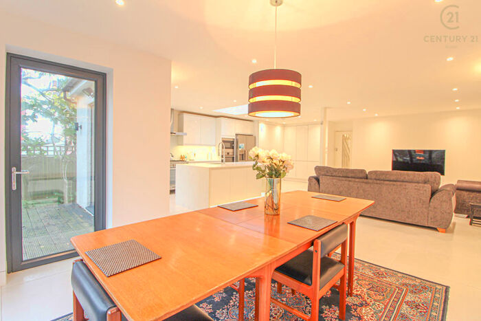 5 Bedroom Semi-Detached House To Rent In Tolworth Rise, Surbiton, KT5