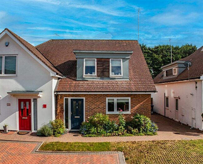 3 Bedroom Semi-Detached House For Sale In Achilles Close, Hemel Hempstead, HP2