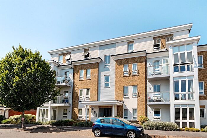 2 Bedroom Flat For Sale In Kingfisher Drive, Maidenhead, SL6