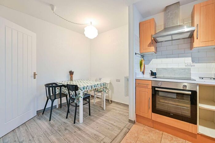 2 Bedroom Flat To Rent In Kinglake Street, Elephant And Castle, London, SE17