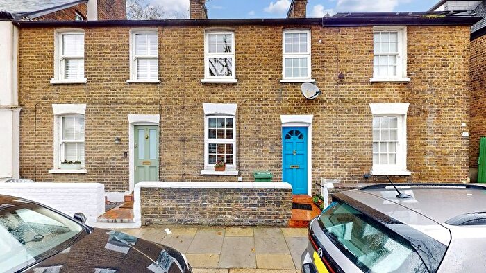 2 Bedroom Cottage To Rent In Lower Mortlake Road, TW9