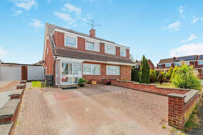 3 Bedroom Semi-Detached House For Sale In Grangeway, Rushden, NN10