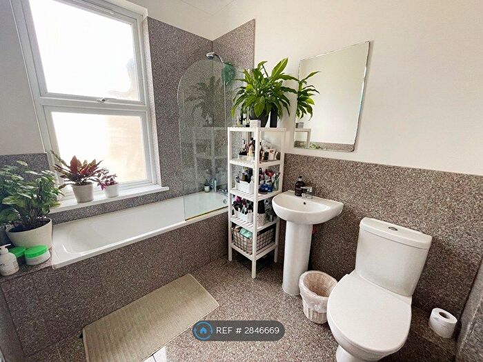 2 Bedroom Flat To Rent In Wellmeadow Road, London, SE6