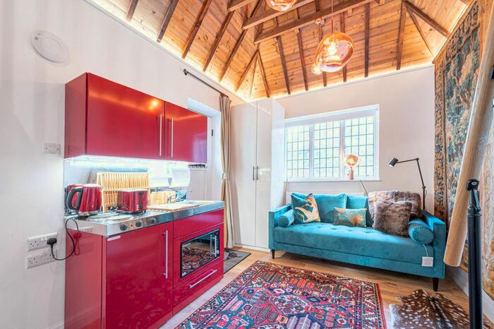 Studio To Rent In Meadway Gate, Golders Green, London, NW11