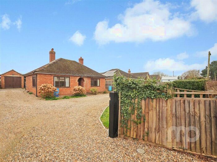 2 Bedroom Detached Bungalow For Sale In The Street, Ashwellthorpe, Norwich, NR16