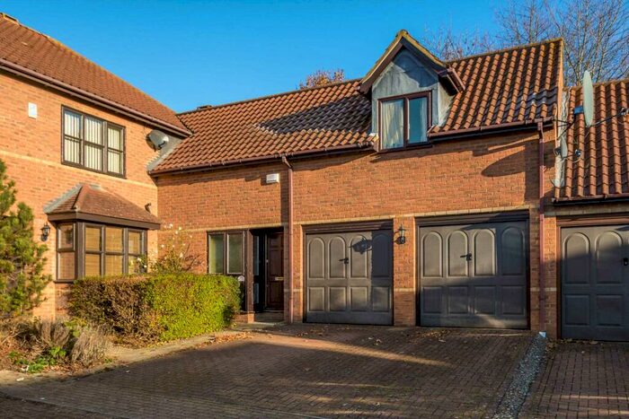 3 Bedroom Mews To Rent In Farnell Court, Loughton, MK5