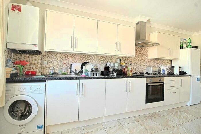 2 Bedroom Flat To Rent In Bethnal Green Road, London E2