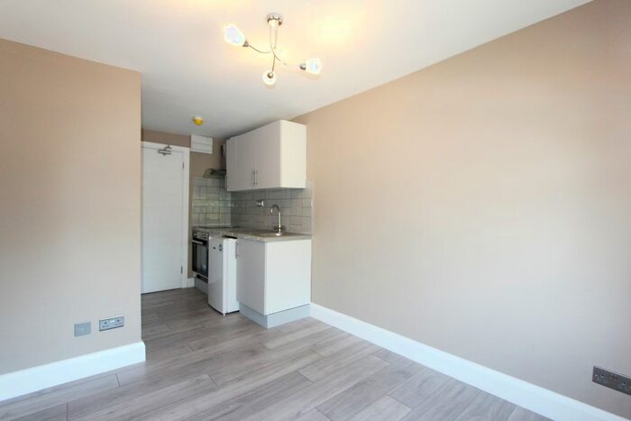 Studio To Rent In Hamilton Road, London, NW11