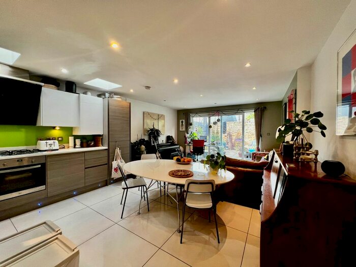 2 Bedroom Flat To Rent In Shakespeare Road, Herne Hill, SE24