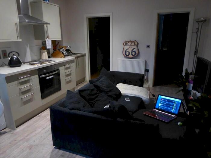 2 Bedroom Flat To Rent In Flat Warwick Avenue, Bedford, MK40