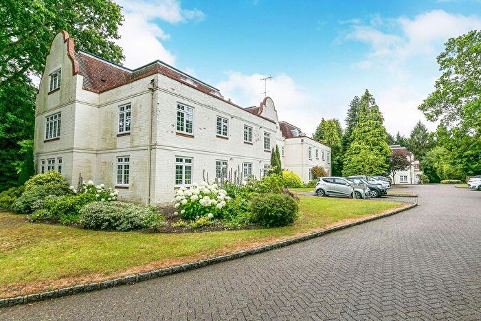 2 Bedroom Flat To Rent In Ivy Drive, Lightwater, GU18