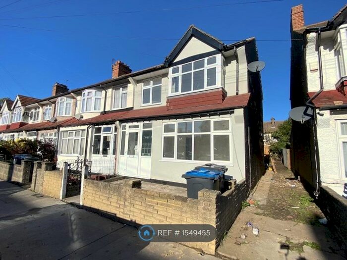 3 Bedroom End Of Terrace House To Rent In Warlingham Road, Thornton Heath, CR7