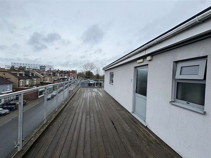 1 Bedroom Flat To Rent In Station Road, Finchley Central, N3