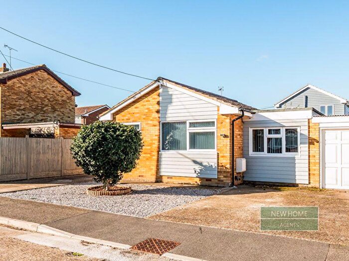 2 Bedroom Detached Bungalow For Sale In Henson Avenue Canvey Island, SS8