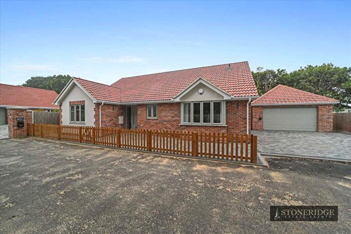 3 Bedroom Bungalow For Sale In Holland Road Gardens, Little Clacton, CO16
