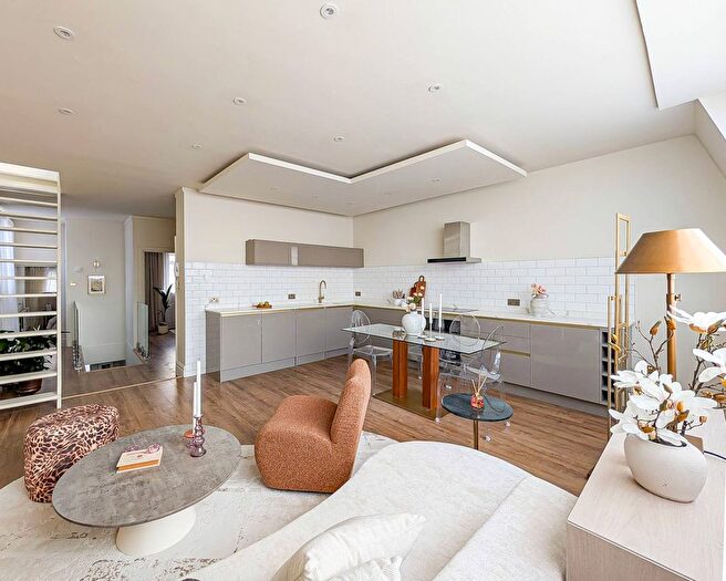 3 Bedroom Maisonette For Sale In Eardley Crescent, Earls Court, London, SW5