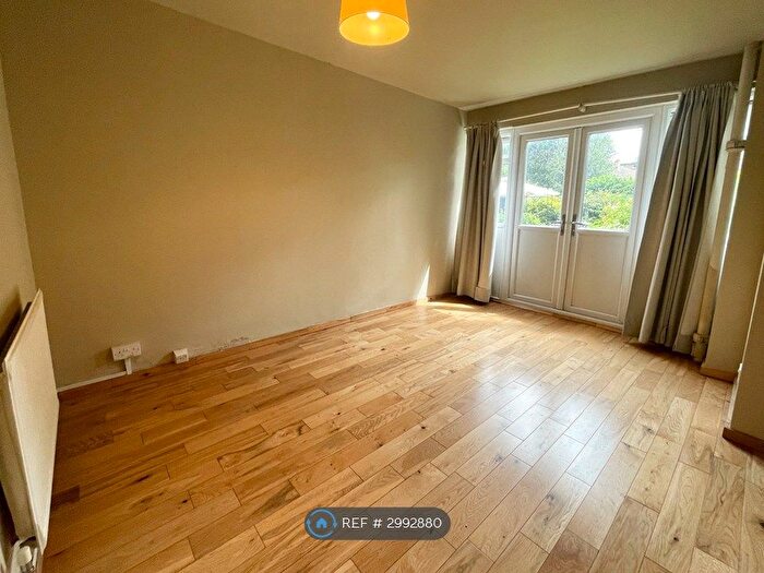 1 Bedroom Flat To Rent In Sidney Square, London, E1