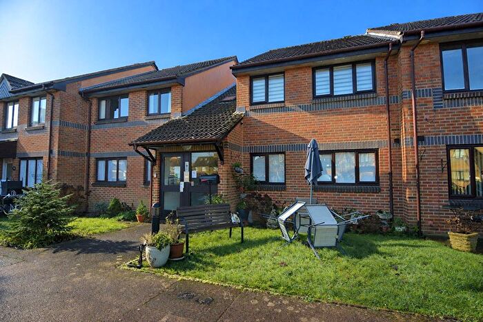 2 Bedroom Flat For Sale In Berryscroft Road, Staines-Upon-Thames, TW18