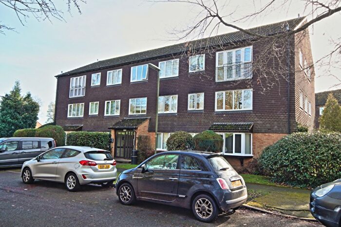 2 Bedroom Flat For Sale In Hallington Close, Woking, GU21