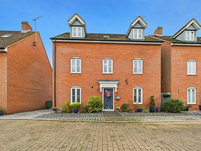 5 Bedroom Detached House For Sale In Tortoiseshell Road, Buckingham Park, Aylesbury, HP19