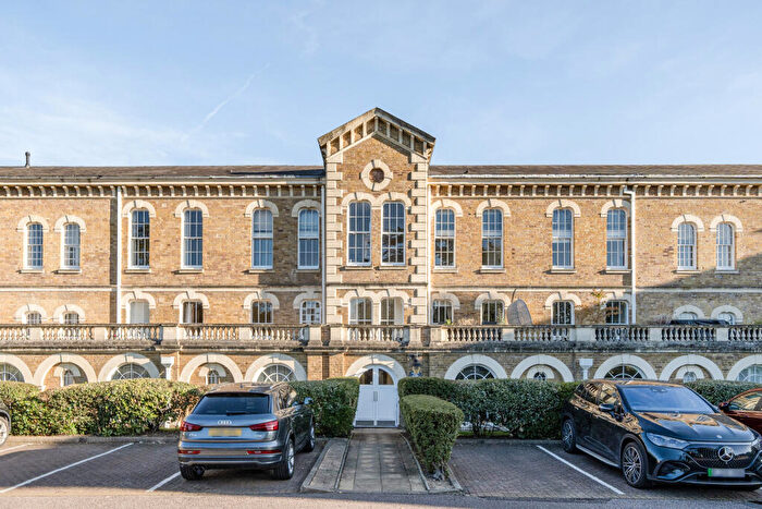 3 Bedroom Flat For Sale In Royal Drive, London, N11