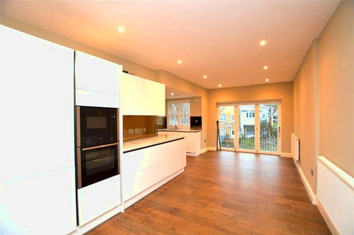 2 Bedroom Flat To Rent In Rockmount Road, London, SE19