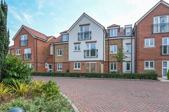 2 Bedroom Apartment For Sale In Reading Road, Wokingham, Berkshire, RG41