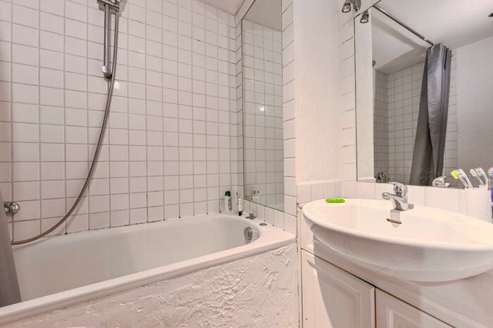 2 Bedroom Flat For Sale In Manor Road, Stoke Newington, London, N16