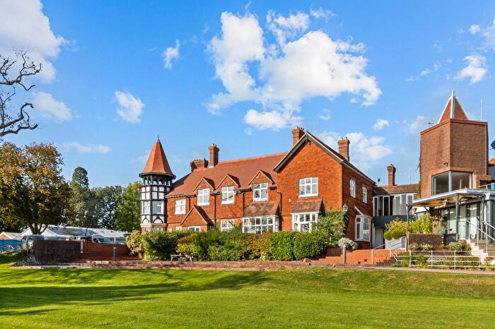 2 Bedroom Flat For Sale In Graylands Manor, Langhurstwood Road, RH12