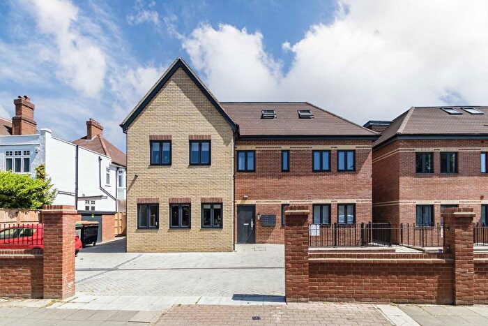 3 Bedroom Flat To Rent In Gunnersbury Avenue, Ealing, W5