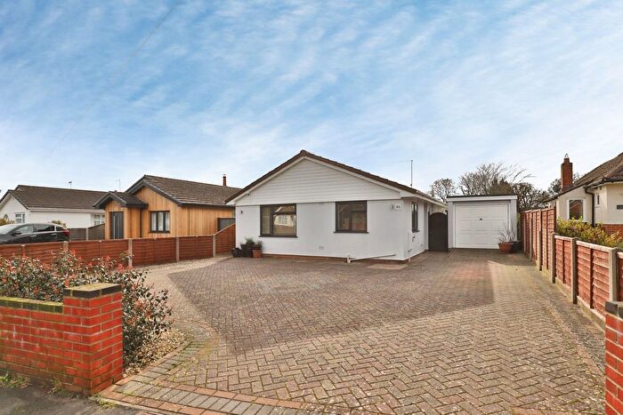 2 Bedroom Detached House For Sale In Woodlinken Drive, Verwood, Dorset, BH31