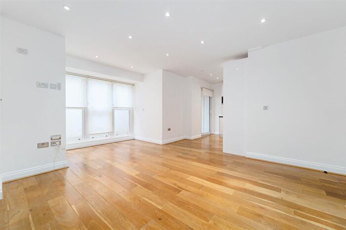 2 Bedroom Flat To Rent In Mount Park Crescent, Ealing, W5