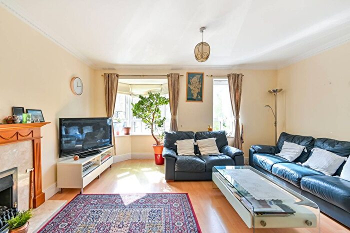 4 Bedroom Property For Sale In Samuel Gray Gardens, North Kingston, Kingston Upon Thames, KT2