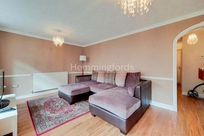 3 Bedroom Flat To Rent In Sheffield Square, Bow, E3