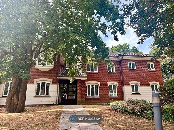 2 Bedroom Flat To Rent In Guildford Road, Leatherhead, KT22