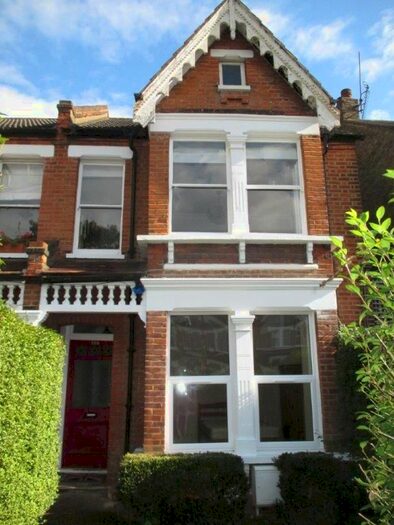 3 Bedroom Flat To Rent In Clive Road, London, SE21