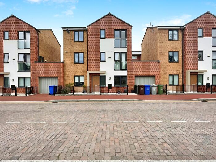 4 Bedroom Link Detached House To Rent In Mawson Road, Manchester, Greater Manchester, M13