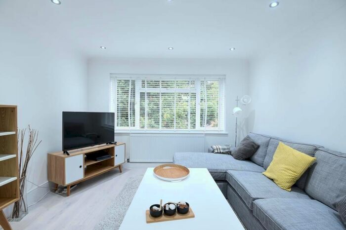 2 Bedroom Maisonette To Rent In Windsor Road, Finchley, London, N3