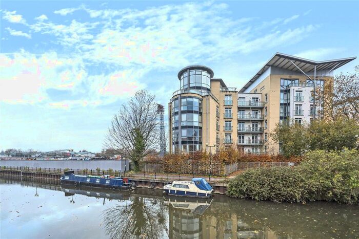 2 Bedroom Apartment To Rent In The Meridian, Kenavon Drive, Reading, Berkshire, RG1