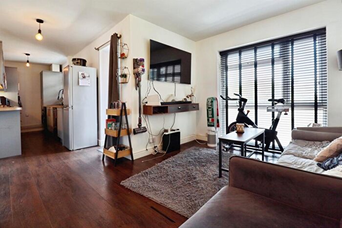 2 Bedroom Flat To Rent In Linnet Close, CF23