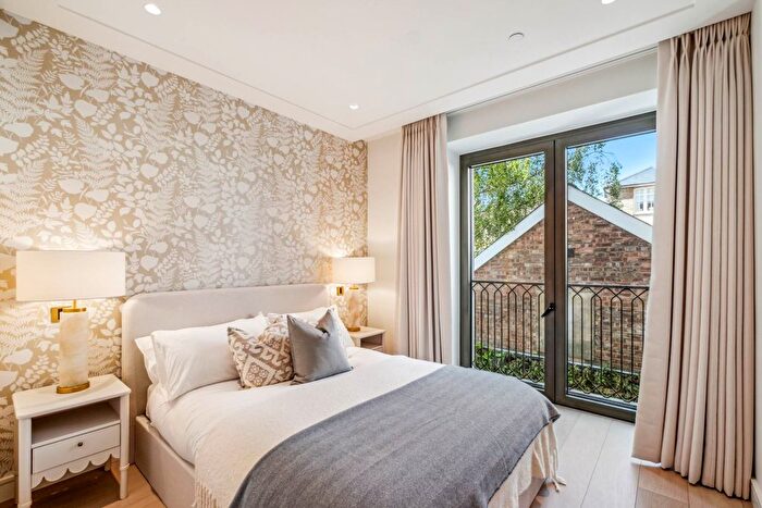 2 Bedroom Flat To Rent In Kensington High Street, London, W8