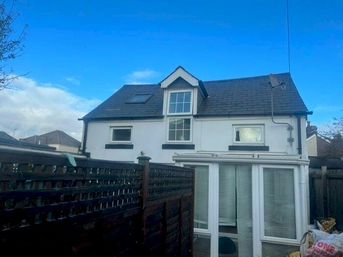 2 Bedroom Cottage To Rent In Malmesbury Park Road, Bournemouth, BH8