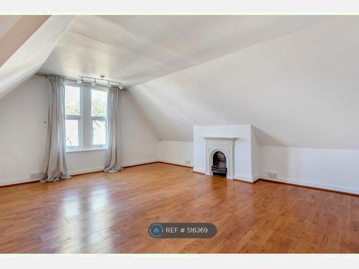 2 Bedroom Flat To Rent In Crohamhurst, South Croydon, CR2