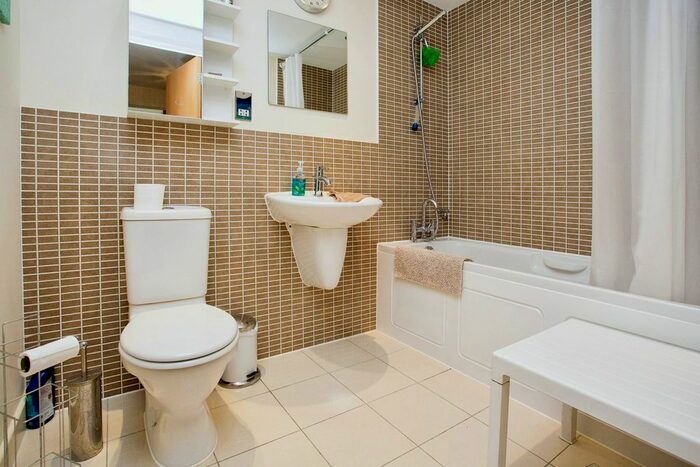 2 Bedroom Flat For Sale In Rope Quays, Gosport, PO12