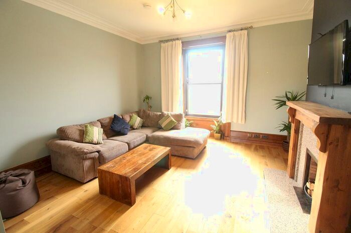 3 Bedroom Flat To Rent In Irvine Place, Upper Flat, AB10